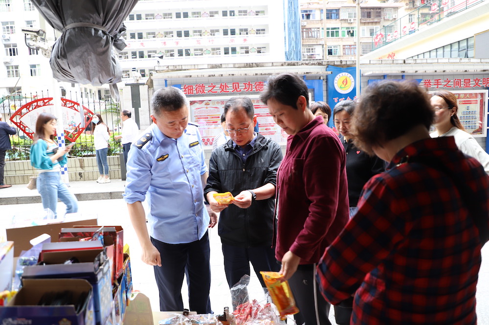 四鶴街道黨工委書(shū)記帶隊(duì)檢查校園及校園周邊安全、食品安全 (2)_副本.jpeg
