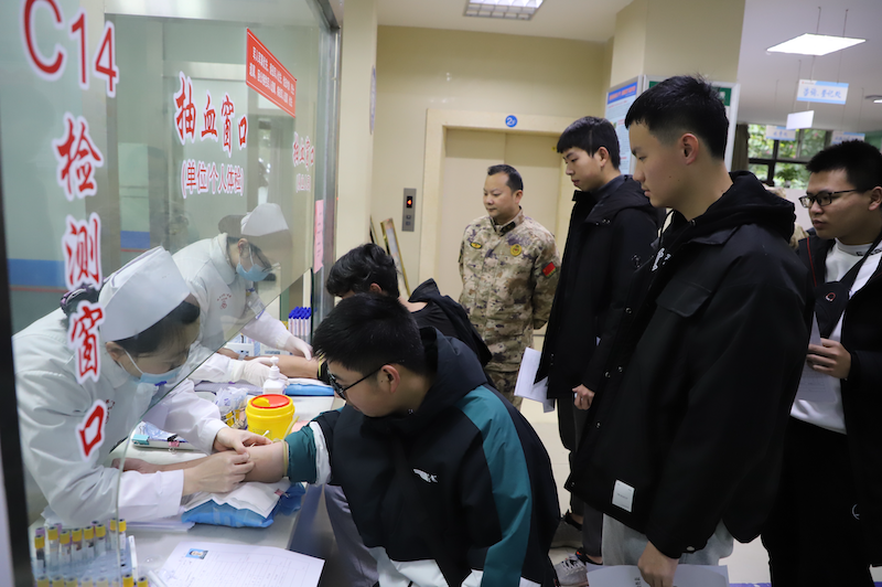 （四鶴街道  洪志明  拍攝）應(yīng)征青年抽血體檢1_副本.png